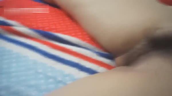 中午弄醒正在午睡中的护校小女友啪啪，刚破处没多久小逼紧紧的有些腼腆不好意思露脸